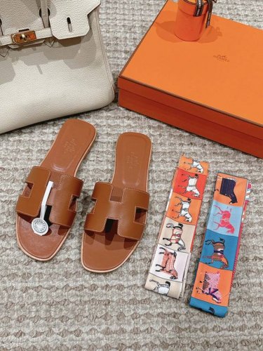 出厂价 Hermes 爱马仕h拖鞋oran凉鞋系列 时尚又百搭 超级舒服 每个细节都做到极致 原版麂皮 原版1:1独家私模鞋面 原版真皮沿条大底 包装 每对鞋均