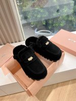 G024独家首发miumiu*缪缪厚底 年新款英伦风包头毛拖 怎么穿都好看今夏时髦精最爱 看起来不怎么舒服 上脚超级舒服 面料：对版帆布 很多不对请注意区分 内