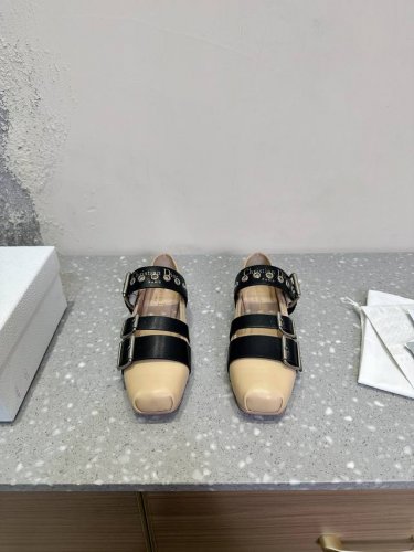 Dior 迪奥 25ss早春新款 经典罗马 芭蕾舞鞋不会跳舞也要抢着买买买的芭蕾舞鞋 可以说是万千少女搭配连衣裙的必杀技了 张驰有度的弹力包裹的非常舒适上脚优雅