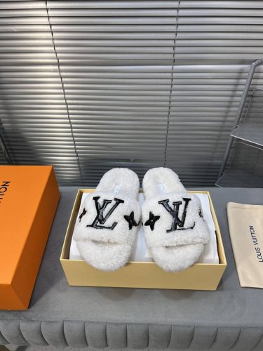 Lv 新款毛拖 羊毛懒人拖鞋 懒人必备穿了会上瘾的拖鞋 巨软巨舒服 让你摆脱一切的束缚感 垫脚脚床很贴合脚底 穿着非常舒服 是肉眼可见的舒适感 暴走一天无压力