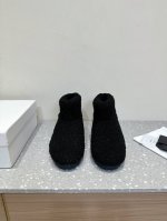 prada 24Ss 秋冬季新款 三角扣 毛羊毛里 毛毛短靴 简约设计 搭配三角标 Logo 的设计和简约的线条 很有格调 简单纯粹得色调 原版开模 鞋面：原版