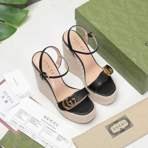 高端版本 升级原版绿色包装 厂价：330￥ 2023Gucci古奇新款坡跟水台凉鞋 这双鞋子集设计感和高舒适度的脚感于一身，而且是很有质感的复古风。相信时尚的姑