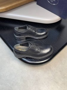 prada 普拉达 -高端品质 原单 -鞋面：进口蜡感纳帕小牛皮、完美拼接 -内里：水染牛皮 -大底：超真皮 橡胶；组合成型真皮大底 -超高品控 做工精细：凸显