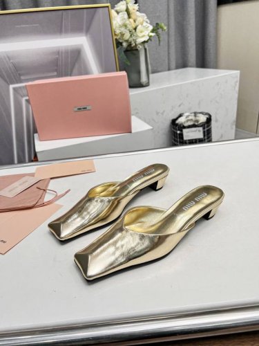 高品质出厂 MiuMiu复古方头半拖鞋简单又经典 时髦复古vintage miumiu中古鞋 非常百搭 不挑人 穿着不累脚 绝对入手不亏的一双面料：金属皮+羊皮