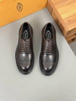 tods牛皮男士德比鞋 本款以小牛皮制成，鞋头牛津鞋设计满满英伦风。侧边拼缝弹力面料，设有橡胶鞋底，兼具都市时尚风格和精湛手工工艺。 Size:39-44 38