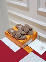 泰迪毛h拖鞋 奢华泰迪毛毛系列，经典的h型名媛设计，秋冬必入~上脚是真的热爆融化了，这款彩虹毛毛拖 棉花糖一样柔软 上脚显白 很容易戳中审美的可冲款 面料材质：