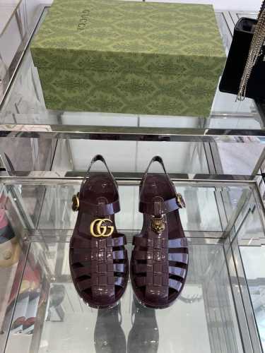 Gucci春夏新款 双G果冻凉鞋 TPU材质。专柜购买原版 ，所有细节、材料 ，全部跟你在专柜买到的都一样 ！模具耗时一个半月，一对鞋子的模具重达1吨！真正能做
