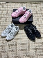 男女同款工厂价Versace Odissea 艺术感超强的德训鞋，非常轻便舒适，整双鞋很具备结构感和线条感，干净利落也能让造型充满很强的视觉冲击力，奢华感的lo