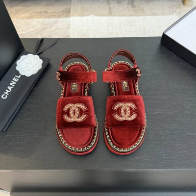 CHANE*｜小香25C春夏新品度假厚底链条双C凉鞋这一季度假凉拖系列真的超美！搭配链条双C五金装饰 简约百搭上脚超级美的 怎么看怎么好看 Go 材质： 鞋面采