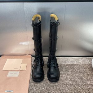Miumiu 2024秋冬高定系列走秀新款系带女靴 明星同款朋克皮带扣机车靴 缪缪粗跟圆头复古高筒骑士长靴 市面顶级版本 材质:鞋面进口植糅小牛皮+水染牛皮内里