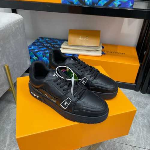 顶级版本 上线男款39-44 45.46 本款 LV Trainer 运动鞋选用舒软小牛皮和透气网格内衬迎接寒冬。橡胶外底延续鞋面色调，撞色 LV 字母点睛细节