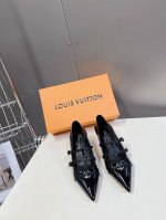 Louis Vuitton 路易威登春夏玛丽珍猫跟时装尖头鞋 春夏秀场出镜率最高的一款单品 超多名模上脚 简约大方非常百搭 鞋面采用原版牛皮； 全皮包裸纯手工缝