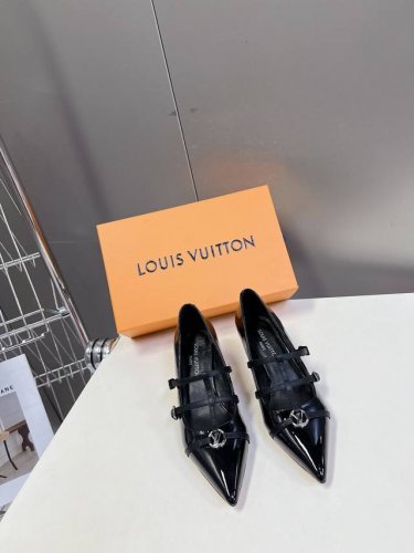 Louis Vuitton 路易威登春夏玛丽珍猫跟时装尖头鞋 春夏秀场出镜率最高的一款单品 超多名模上脚 简约大方非常百搭 鞋面采用原版牛皮； 全皮包裸纯手工缝