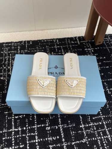 代购级 Prada 25ss 新款春夏 普拉达编制拖鞋 现代风格的线条和原始的建筑体量定义了这些具有复杂魅力Prada三角形的标志性几何形状为鞋跟设计带来灵感，