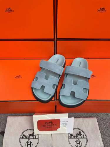 H家 Hermes 男女同款，最近火到不行的情侣款二舅鞋- 凉鞋,搭配各种彩色袜子，潮爆了 鞋面：进口混种羊皮.鹿皮 内里：进口混种羊皮 大底：Tpu防滑耐磨大