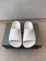 BALENCIAGE 巴黎世家 Pool Crocs 合作款厚底拖原版1:1还原，单码单模，大小合适，舒适度满满，后跟和原版一致有码标，所有鞋面颗粒感，鞋底纹路