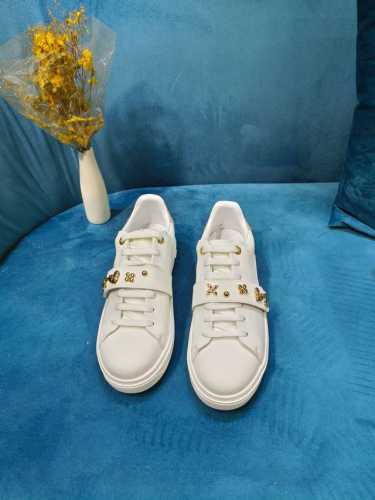 女款 本款 LV Groovy platform 运动鞋为柔软牛皮革压印路易威登经典 Monogram 图案。七十年代风格鞋面拼接大号加厚外底。鞋带装饰处 Mo