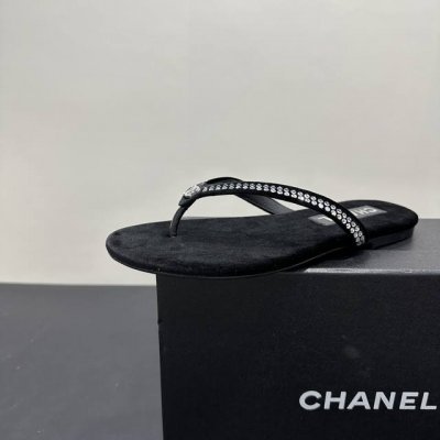 香奈儿Chanel Thongs是25C春夏 秀场烫钻珍珠夹脚人字拖鞋 夏天的人字拖莫名让人感到自由 带上镶嵌了双C水晶珍珠标志 太精致了 也太好看了吧 上脚超