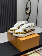 工厂直销 顶级版本 LV-路易威登-经典走秀新款空胶工艺 原版1：1开发复刻！！上脚非常舒适 奢侈用料，做工精细，中底印有欧洲制造英文字母鞋面由意大利进口小牛皮