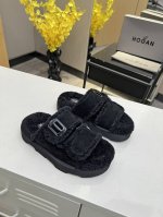 出厂： Hoga ♀刘诗诗 #赵露思 同款毛毛拖 秋冬季穿搭必备单品之一又轻又暖fufu 温和又时尚，100%纯羊毛，秋冬穿搭出街利器 颜色：杏色、黑色 码数：