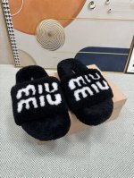 顶级版本 Miu Miu 最新平底拖鞋 今年夏天为你们多准备几双必备拖鞋，老顾客都反应对这款需求很大！ 专门订制的一批为miumiu后续新款做准备的高级羊皮，褶