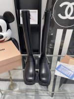 顶级版本 Miu Miu 缪缪24Ss秋冬最新走秀爆款系列 今年最值得入手的靴子 没有之一！超多网红明星上脚 。Miumiu今年秋冬确实泰酷辣，采用进口小牛皮，