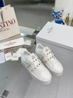冲量价: 奴家最新厚底高版本 Valentino 华伦天奴23Ss春夏厚底柳钉运动休闲鞋小白鞋 最新款 爆款系列 日本上线后一鞋难求 超级火爆 经典柳钉系搭配厚