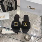 2024 年的 Chloe 新款编织拖鞋闪亮登场啦！简直是时尚感与舒适度的天作之合呀！ 颜色黑色神秘深邃、棕色复古优雅、白色清新纯净 进口羊皮的面料，触感柔软舒