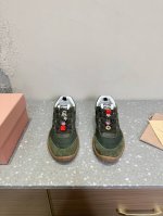 MiuMiu 缪缪 25ss春夏新款 饼干鞋 阿甘鞋 运动鞋miu最新爆款 前卫大胆的设计！风格融于此款厚底帆布运动鞋的简约线条，别致徽标饰于鞋舌与背面，点缀复