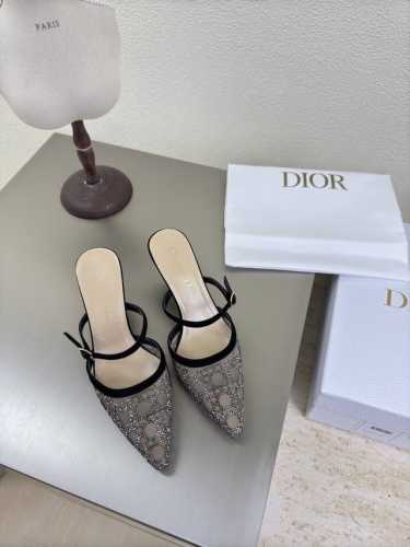 猫跟Dior 网钻系列 440 超高版本 金属钻石 Logo质感满满 鞋型升级到极致脚感 超级美 今年必不可少的时尚单品 D-Doll系列经典珍珠配饰时髦又百搭