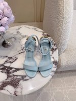出厂价 Christian Loubouti* 新款红底高跟凉鞋 花朵鞋跟设计非常有特点 流畅的曲线勾勒曼妙风情 尽显性感风姿 万年经典款 鞋面牛皮 真丝 内里