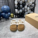 Ugg 24最新logo拖鞋太火啦！ 一眼就上头的款式 胖胖的方圆头鞋 加上羊毛边边logo 憨憨的可爱。鞋身很轻巧 走路简直可以跳起来！ 四色:栗色 咖色 沙