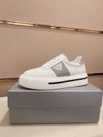 工厂价 高版本 高品质新款prada 普拉达 专柜同步上市， 新款男鞋、面料精选高科技滴胶工艺制作而成 内里:全牛皮内里 高端气垫开模防滑橡胶大底，精美线条、简