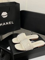 出厂： Chanel香奈儿珍珠装饰拖鞋，时尚界经典之作。菱格纹鞋面，承袭品牌优雅精髓，珍珠点缀，精致又浪漫，瞬间提升穿搭格调。镶钻跟粗跟设计，兼具美观与舒适，无