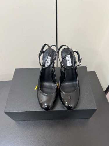 Alaia 2025 ｜小众新品爱心脚环扣带凉鞋 宝子们爱心透明高跟凉拖简直太可爱啦 透明的材质加上爱心鞋头设计 少女心满满呀 高度也很合适 穿上它走路稳稳的
