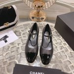 24Ss新款Chane*小香单鞋这款单鞋帅气中带着少女的活泼俏皮 将心情与魅力一同拉满 别致又出彩！轻松游走于通勤和休闲场合 做个漫不经心的时髦优雅女子～一年四