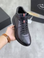 工厂价 实价 高版本 新款PRADA 普拉达 高帮专柜同步上市， 新款经典高帮男鞋、面料精选原版进口小牛皮。头层进口牛皮内里。原版牛里垫脚！原版开模防滑PU大底