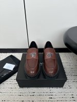 Prada 普拉达24Ss 秋冬新款松糕厚底复古擦色做旧 乐福鞋 秋冬t台走秀主推款！整个系列都充满了令人兴奋和意外的元素结合！复古带点贵气的感觉，上脚非常完美