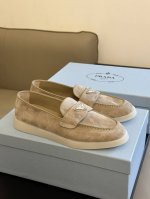 顶级版本 Prada 新晋爆款～Saint-Tropez 系列 跟lp甲板鞋旗鼓相当呀有老钱风韵味，三角标加持，时髦度略胜lp 好看耐看，非常舒服！四季可穿的决