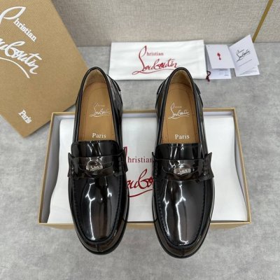CL 新品乐福鞋皮鞋 Christia* Loubouti* 红底鞋 最新推出此款便鞋 帮面采用进口擦色开边珠牛皮 头层牛皮 牛皮压鳄鱼鞋面倒三角包裹圆形硬币扣