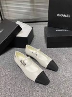 出厂 CHANEL｜小香玛丽珍平底单鞋 对它一见钟情 不夸张哦～ 这大概就是小香的魅力 总是很懂女生 虽然看上去很冷但配上黑丝袜特有感觉 是今年的最新款来着 专