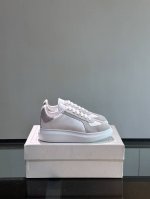 Alexander Mcqueen 亚历山大麦昆 情侣款阔形厚底增高鞋。经典百搭小白鞋，圆头设计 搭配宽扁鞋带 鞋舌和后帮饰有 Alexander Mcquee