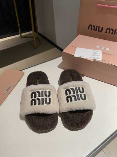 出厂价 Miumiu顶级版本 2024秋冬潮品毛毛拖 ！1：1开模秒杀市场一切版本 欧美名媛 明星 网红girl 大爱款 ，冰岛进口羊毛 单色羊毛蓬松柔软 亲肤