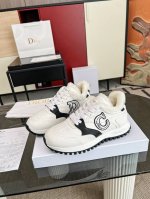 2024迪家新款花色上新这款 C'Est Dior 运动鞋设计醒目时尚 采用黑色牛皮革等材质精心制作，鞋面两侧分别展示饰以 Christian Dior Par