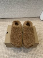 ugg 圆头厚底包头拖 冬季新款女同款休闲舒适 厚底圆头 它的优点就是特别轻又好走路 跑步都没问题搭任何的裤都可以露不露可爱的毛边都好看搭配修身裤十袜子 拉长腿