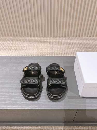 出厂 ，经典升级加2024新色系 电绣菱格款 Dior迪奥 经典魔术贴凉鞋 原版复刻 高版本 超耐看超百搭款 上脚非常舒适 显瘦又显白 原版d五金扣 鞋面：定制
