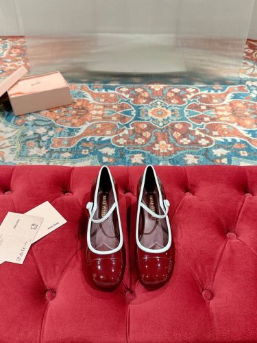 Miu Miu 缪缪 25 早春新品 专柜主打最新走秀款 珍珠扣复古玛丽珍粗跟单鞋缪家高货 顶级工艺打造精品质感 无敌舒适 绝对是一见钟情款！时尚百搭，人手必备