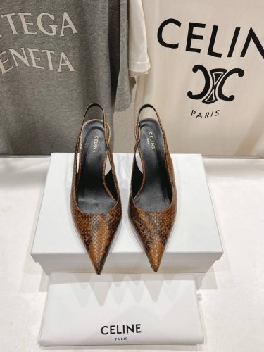 高版本出厂 CELINE 赛琳2025ss夏季新品简易尖头高跟凉鞋～复古简约又时尚 上脚舒适.百搭.显瘦，超有气质～百搭日常着用都是一绝的单品！小平跟轻松无压力