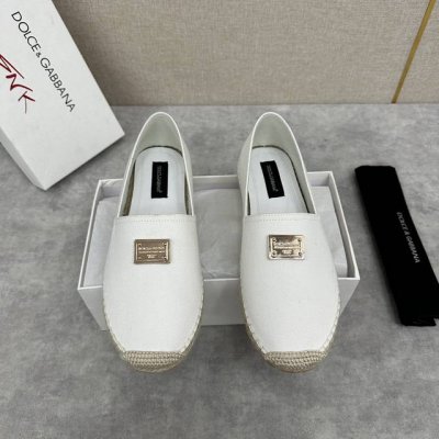 Dg家新品 徽章刺绣帆布麻底渔夫鞋 官方售价rmb Boccaccio 系列帆布麻底凉鞋，风格摩登雅致。专为注重优雅感与实穿性的男士而生，标志性 Dg 徽标纹章