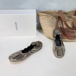 冲量价 小众潮牌the Row 24秋冬新款松紧平底芭蕾跳舞鞋套包奶奶鞋！ 很少会看到一款跳舞鞋会做到这么精细、而且对脚的包容性特别强，把脚型修饰得妥妥的，又不